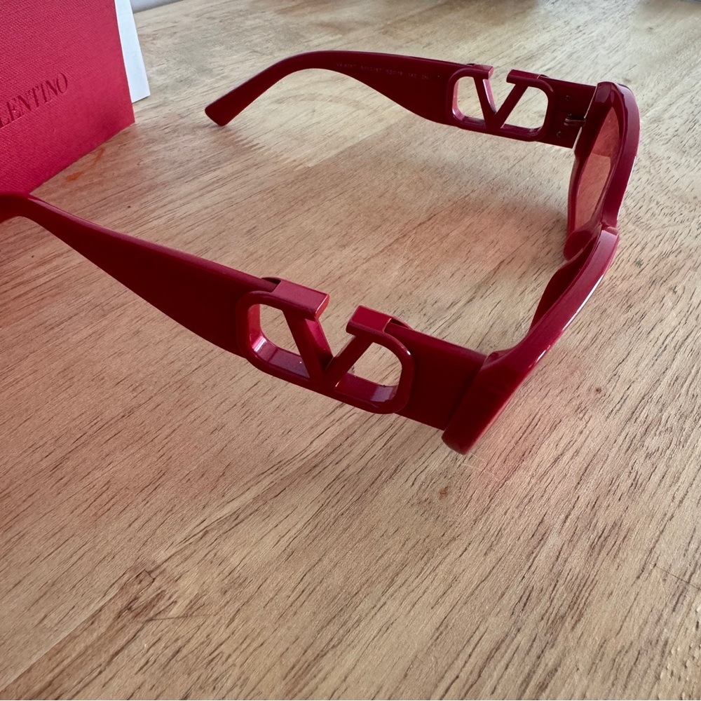 Valentino - Oval Acetate Frame with Vlogo Sunglasses - Red - Picture 5 of 7